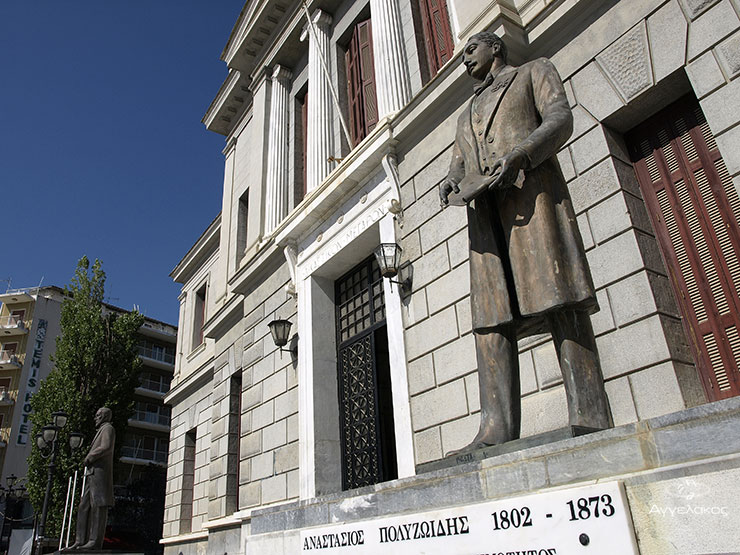 το άγαλμα του Αναστάσιου Πολυζωίδη στο Δικαστικό Μέγαρο