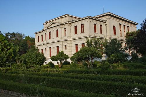 Ο κήποςτου Δικαστικού Μεγάρου (άποψη από την Οδό Εθν. Αντίστασης)