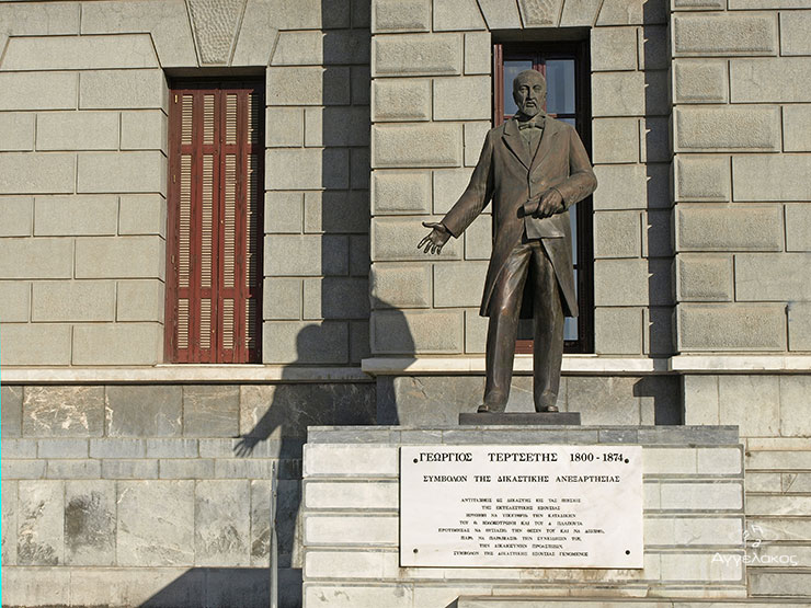 το άγαλμα του γεωργίου Τερτσέτη στο Δικαστικό Μέγαρο