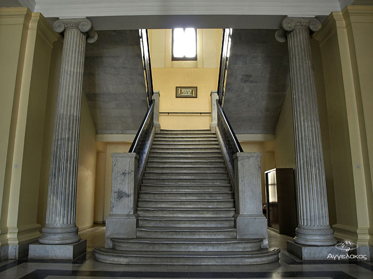 Η σκάλα που οδηγεί στο 2ο όροφο