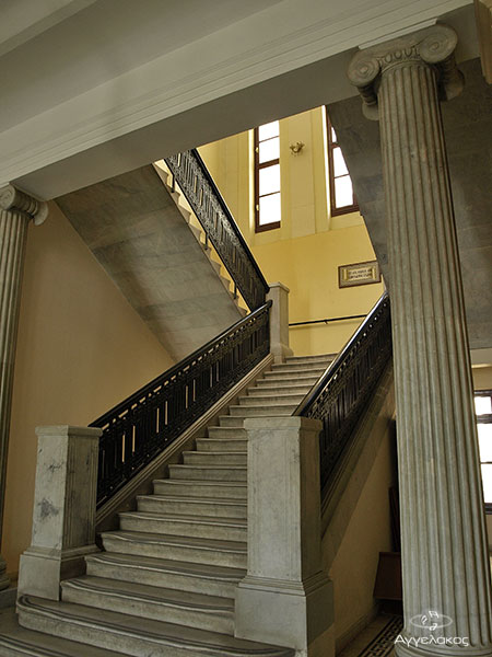 Η σκάλα που οδηγεί στο 2ο όροφο