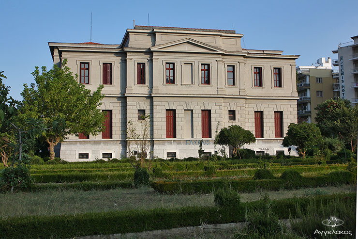 Άποψη του Δικαστικού Μεγάρου με τον κήπο, απο την οδό Εθν. Αντίστασης